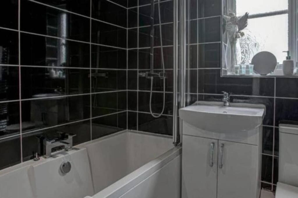 Luxury 4 Bedroom House Manchester Exteriör bild