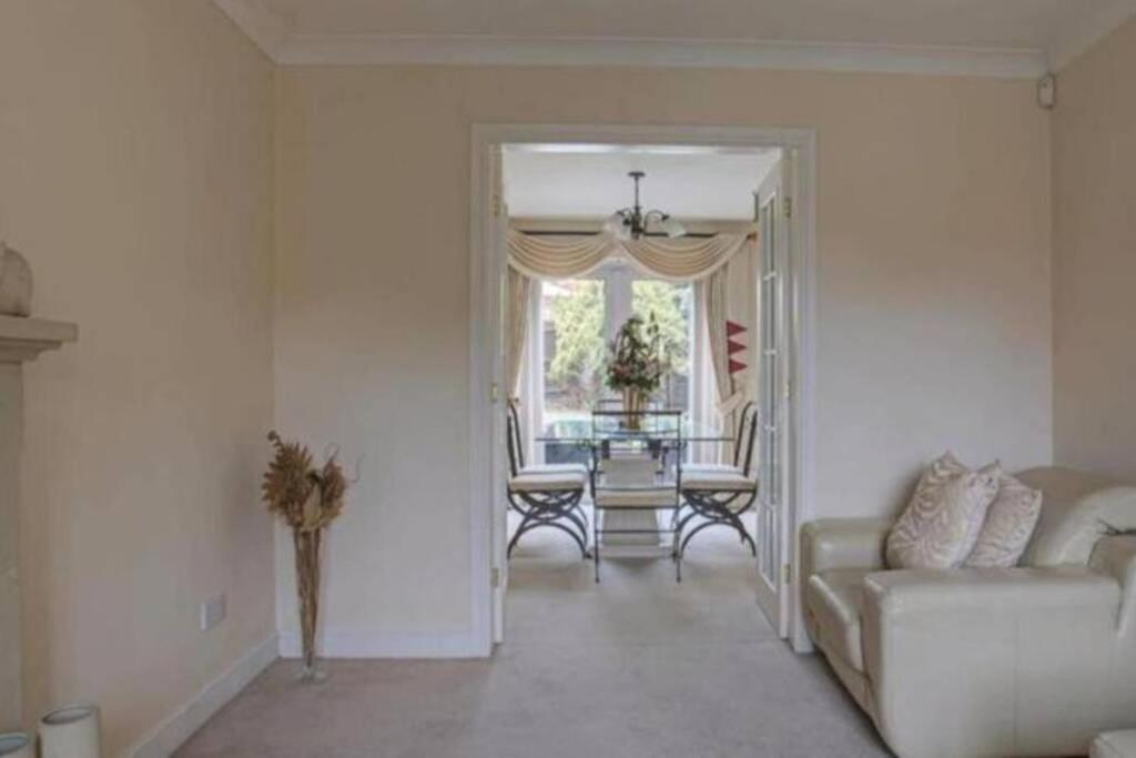 Luxury 4 Bedroom House Manchester Exteriör bild