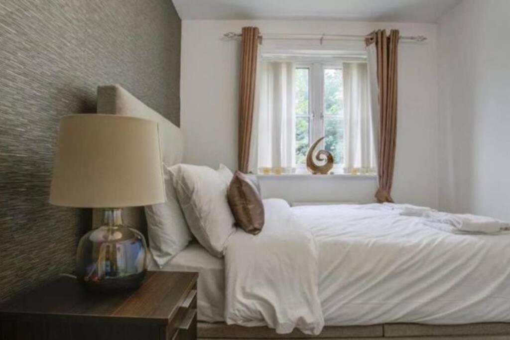 Luxury 4 Bedroom House Manchester Exteriör bild