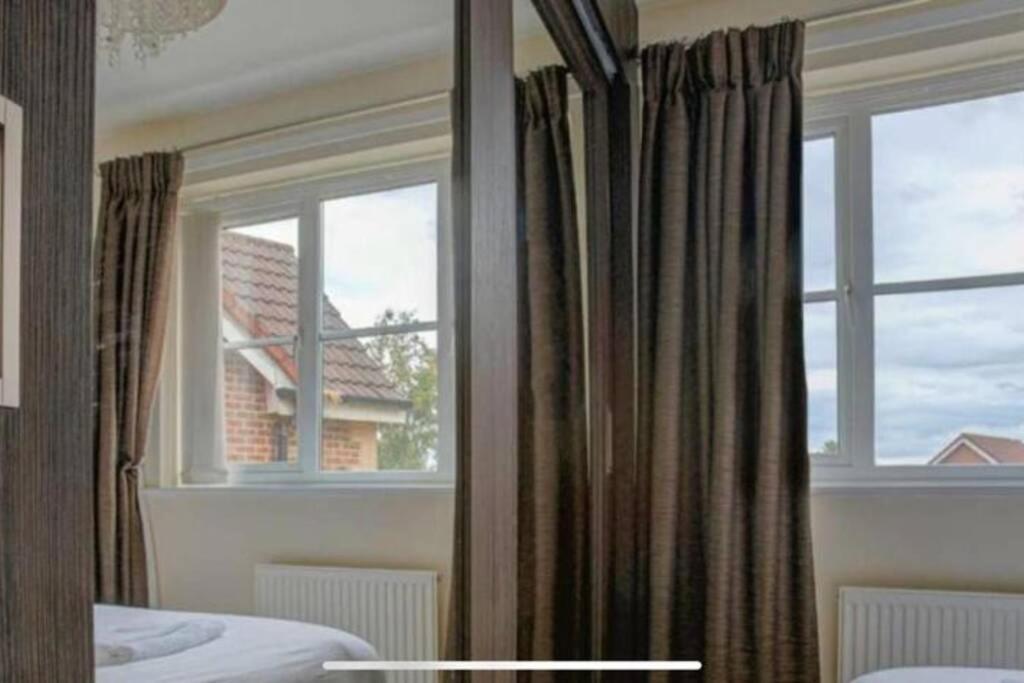 Luxury 4 Bedroom House Manchester Exteriör bild