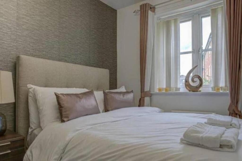 Luxury 4 Bedroom House Manchester Exteriör bild
